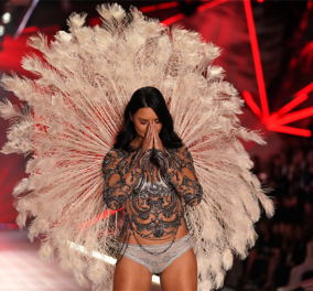Τα δάκρυα της Αντριάνας Λίμα στην τελευταία της πασαρέλα ως «αγγελάκι» της Victoria's Secret