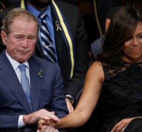 Η στιγμή που ο Τζορζτ Μπους γλιστράει πάλι μια καραμέλα στο χέρι της Μισέλ Ομπάμα – Πότε το ξανάκανε;