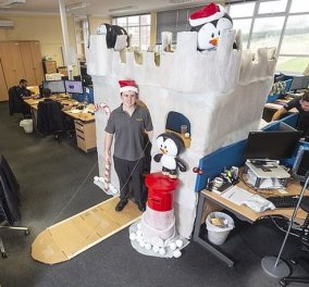 Κι όμως αυτή είναι η πιο τρελή χριστουγεννιάτικη διακόσμηση γραφείου που έχετε δει!