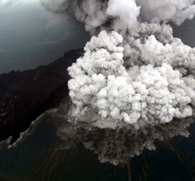 Δείτε τη συνταρακτική στιγμή της έκρηξης ηφαιστείου στην Ινδονησία (Βίντεο)