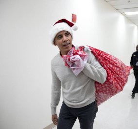 Ο Μπάρακ Ομπάμα ντύθηκε Άι Βασίλης και μοίρασε δώρα στο νοσοκομείο παίδων (Φωτό & Βίντεο)