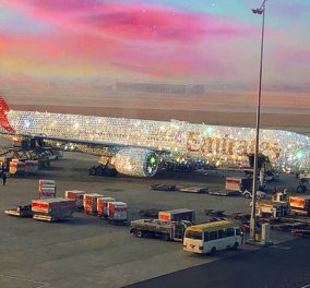 Ουάου! Η Emirates παρουσιάζει το χριστουγεννιάτικο αεροπλάνο της -  Όλο στολισμένο με  διαμάντια (φωτό)