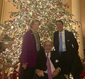Ο Κωνσταντίνος & η Άννα Μαρία με τον Πρίγκιπα Παύλο μπροστά στο Χριστουγεννιάτικο δέντρο (φωτό)