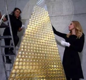 Το ακριβότερο Χριστουγεννιάτικο δέντρο της Ευρώπης είναι στολισμένο από χρυσά νομίσματα αντί για στολίδια (φωτό)