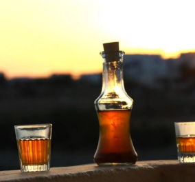 «Stin egia mas» γράφει ο Guardian και προσθέτει το ρακόμελο στη λίστα με τα 10 καλύτερα ποτά για το χειμώνα  