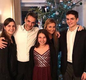 Ο Κυριάκος Μητσοτάκης με τα παιδιά του: Χαλαρή χριστουγεννιάτικη εικόνα (Φωτό)