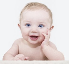 Απαλό κι αργό χάιδεμα στο μωρό μειώνει τον πόνο λένε οι ερευνητές της Οξφόρδης