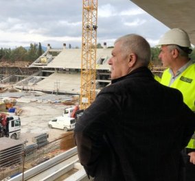 ΑΕΚ: Ο αρχιτέκτονας Θανάσης Κυρατσούς και ο Δημήτρης Μελισσανίδης εξετάζουν τα τελικά σχέδια για το νέο γήπεδο