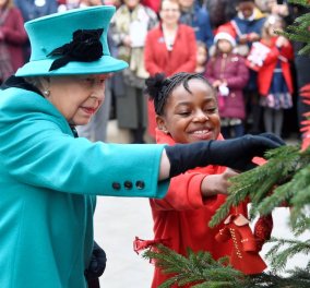 Η βασίλισσα Ελισάβετ με το πιο έντονο θαλασσί παλτό ever: Στόλισε χριστουγεννιάτικο δέντρο μαζί με παιδιά (φωτό)