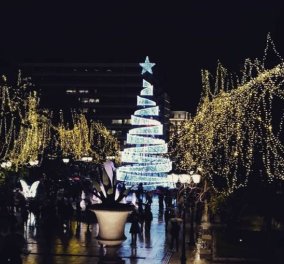 Σε γιορτινή διάθεση η Αθήνα - Άναψε το χριστουγεννιάτικο δέντρο στην πλατεία Συντάγματος