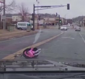 Βίντεο: Δείτε την ανατριχιαστική στιγμή που ένα μωρό πετάγεται έξω από κινούμενο αυτοκίνητο και πέφτει στην μέση του δρόμου