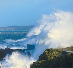 Κύματα καταπίνουν την Μεγάλη Βρετανία: Απίστευτο βίντεο με τους ανέμους να δυναμώνουν όλο & περισσότερο! 