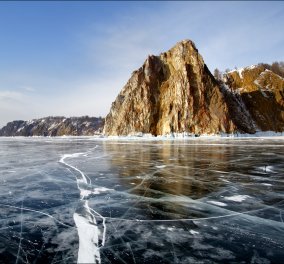 Εκπληκτικό βίντεο: Λίμνη στην Ρωσία πάγωσε και μπορείς να δεις καθαρά τον βυθό της!