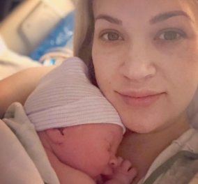 Διάσημη τραγουδίστρια γέννησε το δεύτερο παιδί της - Φωτό με τον μεγάλο γιο να κρατά αγκαλίτσα το μωρό