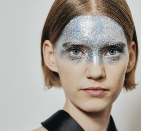 Έγινε πανικός στο Παρίσι με το μακιγιάζ γκλίτερ σε όλο το πρόσωπο που παρουσίασε ο Givenchy στην haute couture κολεξιόν του -Φώτο 