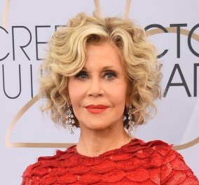 Δεν θα το πιστεύετε πόσο εντυπωσιακή είναι στα 81 της η αειθαλής Jane Fonda - Κόκκινη γυαλιστερή τουαλέτα, νέα κόμμωση και διαμάντια στα χέρια (Φωτό)