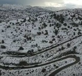 Υπέροχος & αρχοντικός ο χιονισμένος Ψηλορείτης – Ρακί & χιονοπόλεμος για τους μποτιλιαρισμένους επισκέπτες (Βίντεο)