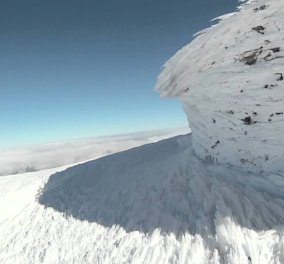 Drone βίντεο που «κόβει» την ανάσα: Κρητικός μαραθωνοδρόμος τρέχει ξυπόλυτος στον χιονισμένο Ψηλορείτη