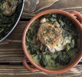 Άκης Πετρετζίκης: Κοτόπουλο φρικασέ με μπόλικα λαχανικά και αυγολέμονο