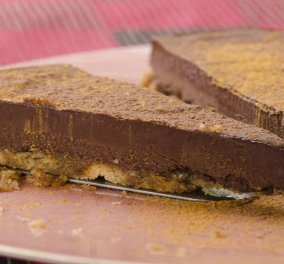 Στέλιος Παρλιάρος: Με τα μελομακάρονα που σας έμειναν βάση σε μια πανεύκολη τούρτα σοκολάτα 