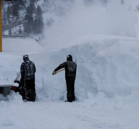 Βίντεο - κόβει την ανάσα: Η στιγμή που η χιονοστιβάδα καταπλακώνει 4 στην Ελβετία - Ο ένας νεκρός
