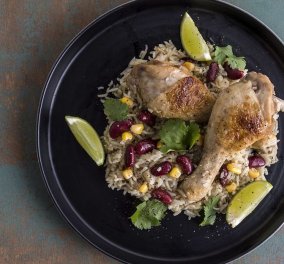 Άκης Πετρετζίκης: Κοτόπουλο με κόλιανδρο – Μια αρωματική συνταγή 