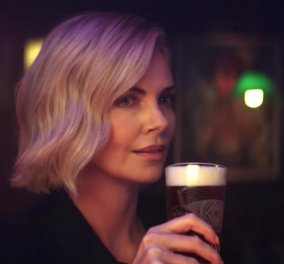 "Hold my Beer": Η κουκλάρα Σαρλίζ Θερόν στα Όσκαρ με μια μπύρα στο χέρι (βίντεο)