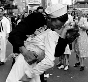 Πέθανε σε ηλικία 95 ετών ο πρωταγωνιστής του πιο διάσημου φιλιού στον κόσμο - Ο ναύτης από την εμβληματική φωτογραφία «Το φιλί στην Times Square » (φωτό)