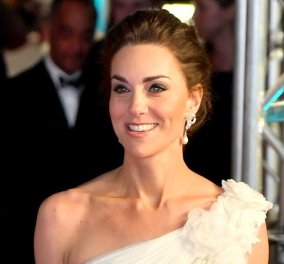 Η Kate Middleton Ελληνίδα θεά με Graecian λευκή τουαλέτα - Έκανε τις stars στα βραβεία BAFTA να βλέπουν την ουρά της (Φωτό)
