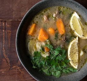 Άκης Πετρετζίκης: Νοστιμότατη & θρεπτική κρεατόσουπα με λαχανικά για τις κρύες μέρες του χειμώνα