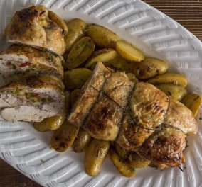 Άκης Πετρετζίκης: Μας έφτιαξε ζουμερό κοτόπουλο με αρωματική γέμιση και μαλακές πατάτες
