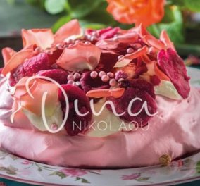 Ντίνα Νικολάου: Πανάλαφρη και αρωματική πάβλοβα τριαντάφυλλο – Με  ζαχαρωμένα ροδοπέταλα με μοναδική γεύση