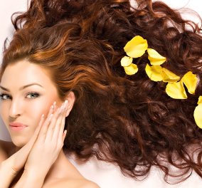 Σωστό λούσιμο: Ιδού μερικά χρήσιμα tips για να λάμψουν τα μαλλιά σας! 