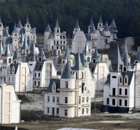Aν δείτε αυτό το χωρίο με τα σπίτια - παλάτια θα νομίσετε πως ζουν πριγκίπισσες της Disney - Που είναι; Έκπληξη!