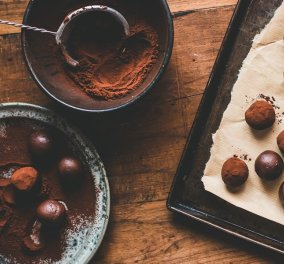 Αργυρώ Μπαρμπαρίγου: Μας φτιάχνει απλές τρούφες σοκολάτας με πλούσια γεύση και βελούδινη υφή
