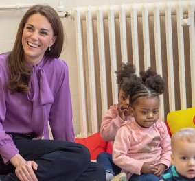 Απίθανο μώβ χρώμα το πουκάμισο Gucci 800€ της Kate Middleton - Έτσι ντυμένη επισκέφθηκε παιδικό σταθμό - Φώτο & Βίντεο  