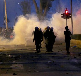 Νύχτα τρόμου και στη Θεσσαλονίκη: Επίθεση κουκουλοφόρων στα ΜΑΤ με 100 βόμβες μολότοφ (φώτο-βίντεο)