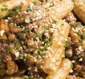 O Γιάννης Λουκάκος δημιουργεί ριγκατόνι με vegan σάλτσα Bolognese