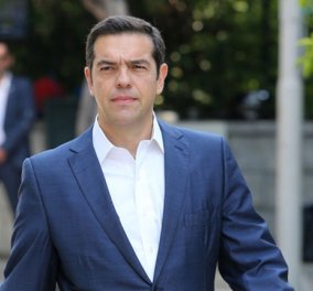 Αλέξης Τσίπρας: Τραβάει φωτογραφίες από το Σινούκ την ώρα της αερομαχίας με τουρκικά