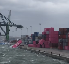 Ασύλληπτο θέαμα: Άνεμος 12 μποφόρ πετάει κοντέινερ στη θάλασσα! (βίντεο)
