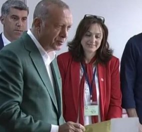 Ο Ρετζέπ Ταγίμπ Ερντογάν με σακάκι τσόχα ή καμηλο.... ψηφίζει στην Κωνσταντινούπολη (φώτο-βίντεο)
