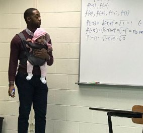 Η γλυκιά είδηση της ημέρας: Ο καθηγητής κρατάει αγκαλιά το μωρό του φοιτητή του και κάνει μάθημα