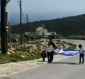   Βίντεο: Η παρέλαση στη Γαύδο συγκινεί: Τεράστια ελληνική σημαία τρεις μαθητές & δύο μπόμπιρες ακολουθούν 
