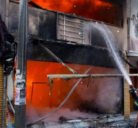 Μεγάλη πυρκαγιά στο Χαλάνδρι - Καταστράφηκε ολοσχερώς κατάστημα παιχνιδιών (φώτο-βίντεο)