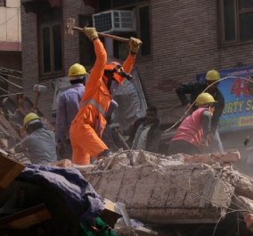 Ινδία: Σώθηκε από θαύμα! - Βγήκε ζωντανός από τα ερείπια  κτιρίου ύστερα από 62 ώρες (βίντεο)