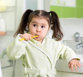 Ένα χρήσιμο βίντεο που μας δείχνει πως πρέπει να βουρτσίζουν τα δόντια τους όλα τα παιδιά 