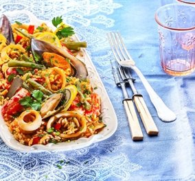 Η Αργυρώ Μπαρμπαρίγου δημιουργεί ένα Ισπανικό πιάτο: Παέγια (Paella) με θαλασσινά
