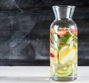 Παγκόσμια Ημέρα Νερού σήμερα και ο Άκης Πετρετζίκης μας δίνει ιδέες για αρωματισμένο νερό με φρούτα & λαχανικά