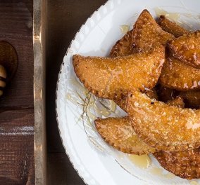 Ο Άκης Πετρετζίκης μαγείρεψε πεντανόστιμα μυζηθροπιτάκια με μέλι – Για να γλείφεις τα δάχτυλά σου