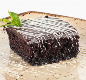 Ο Άκης Πετρετζίκης μας φτιάχνει το πιο σοκολατένιο γλυκό - Σοκολατόπιτα με γλάσο σοκολάτας